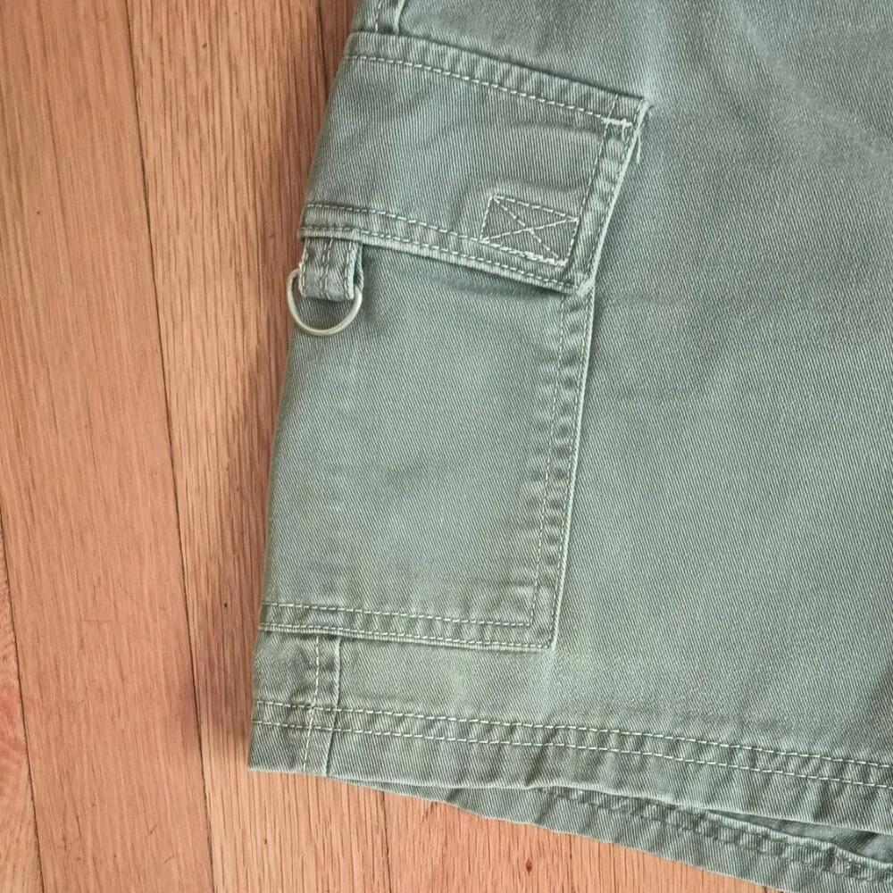 Dockers Women's Gray Cargo Shorts 8P Mid Rise